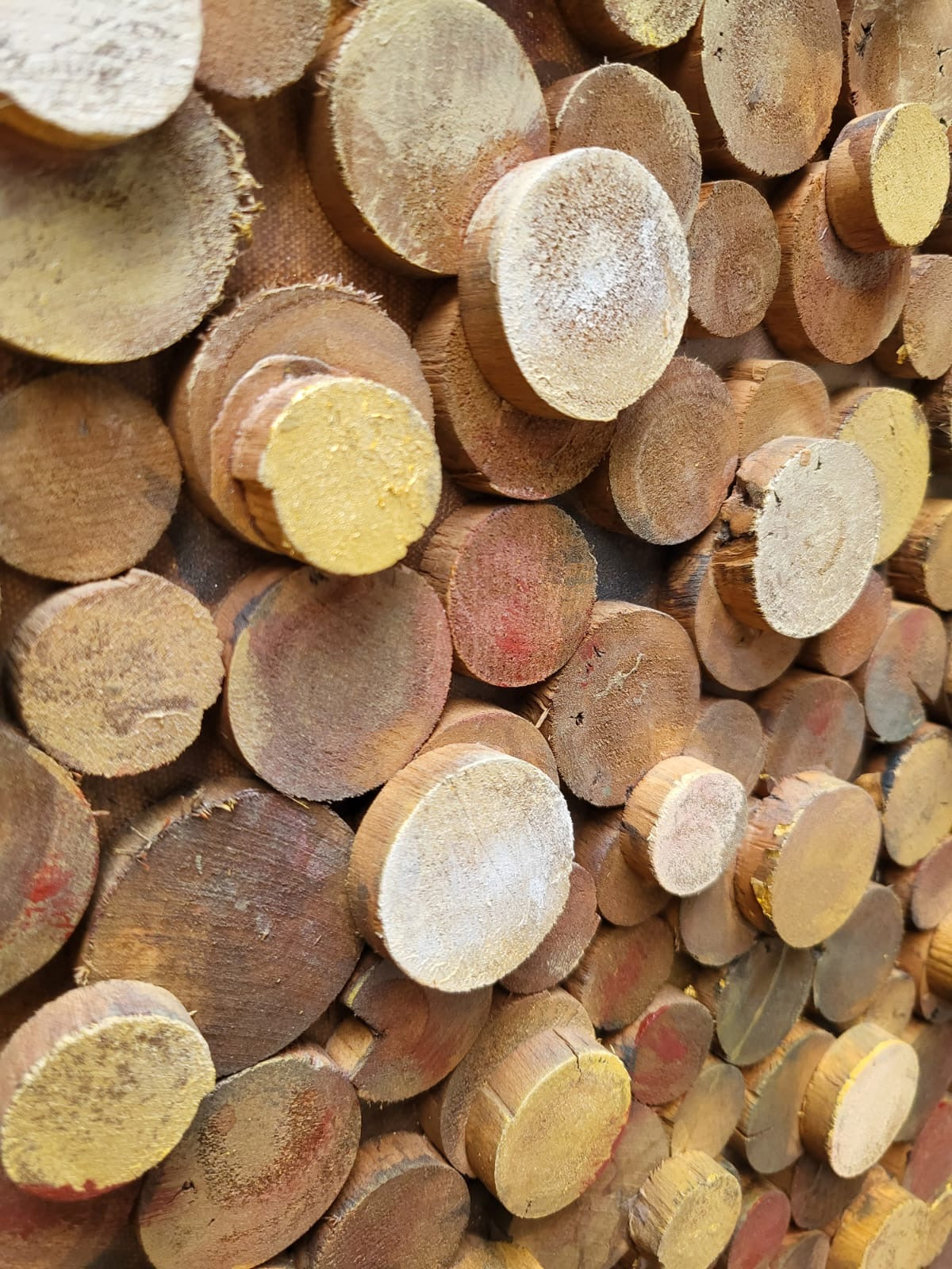 Handgemaltes 3D-Acryl-Gemälde „Holzstamm Lebensbaum“ | Wandbild aus Canvas | Goldener Lebensbaum mit Holzscheiben - houseofhome24