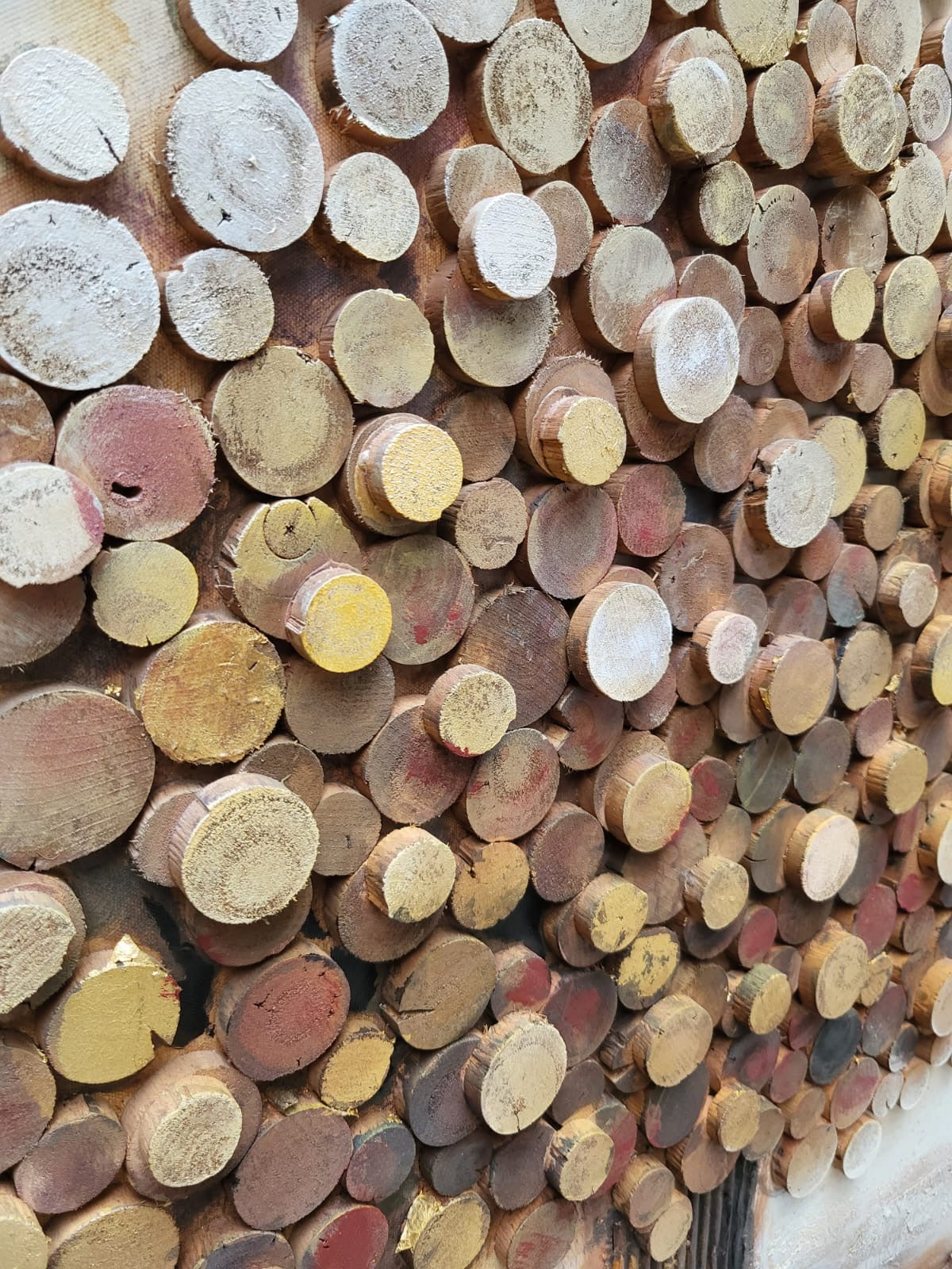 Handgemaltes 3D-Acryl-Gemälde „Holzstamm Lebensbaum“ | Wandbild aus Canvas | Goldener Lebensbaum mit Holzscheiben - houseofhome24