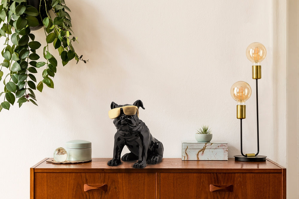 Handbemalte und einzigartige Kunststein Skulptur: „Bulldogge mit goldener Sonnenbrille“ - houseofhome24