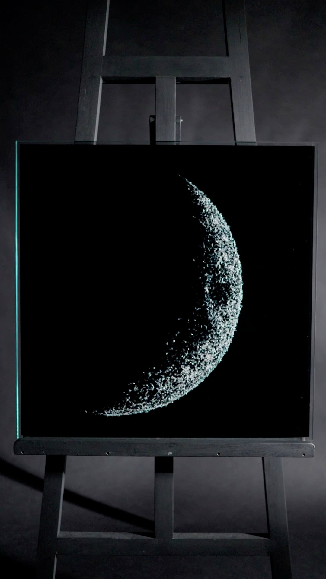 Luxeriöses Wandbild aus Glas „Luna” | Modernes Glasbruchgemälde mit Rahmen | Wandkunst aus Glas mit Rissen | Glass Crack Wallart - houseofhome24